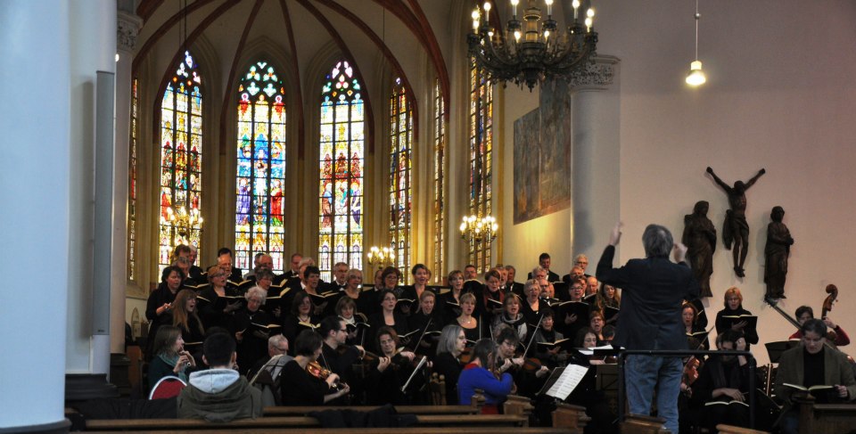 Bachkoor Brabant tijdens de zitrepetitie voorafgaand aan de Johannes Passion in de Martinuskerk Princenhage